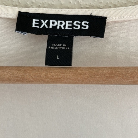 Express women’s v-neck scalloped edge tank | cream | size large - Picture 2 of 7